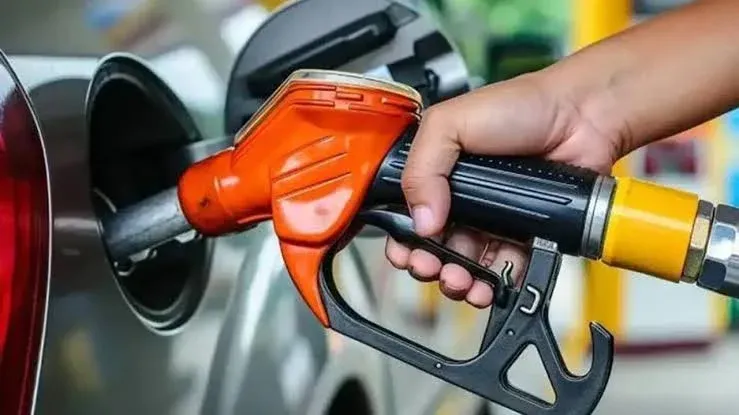 Akaryakıtta çifte fiyat artışı: Benzin ve motorine zam pompaya yansıdı