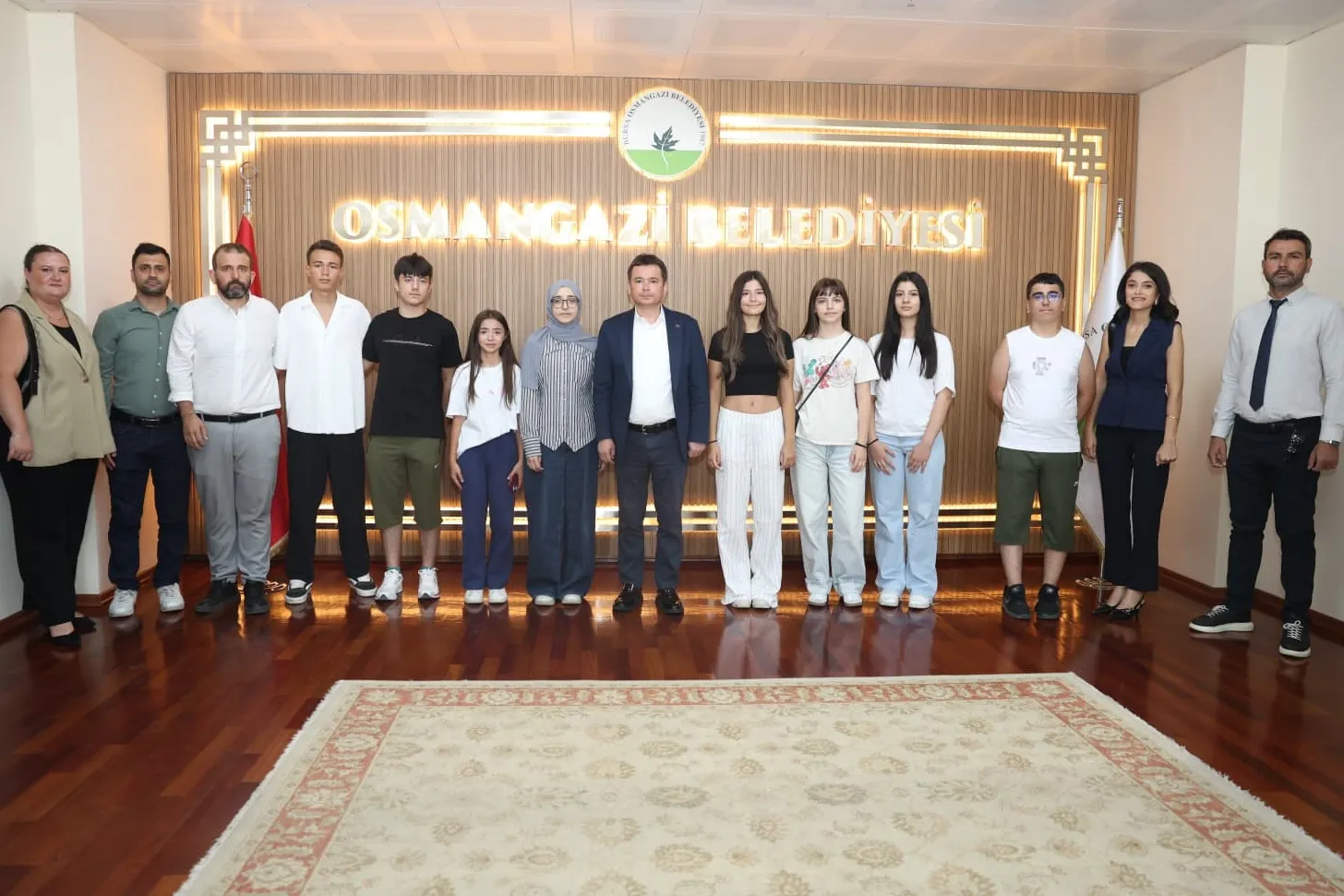 Osmangazi’de ücretsiz LGS kurslarının başarılı öğrencileri Başkan Aydın’la buluştu