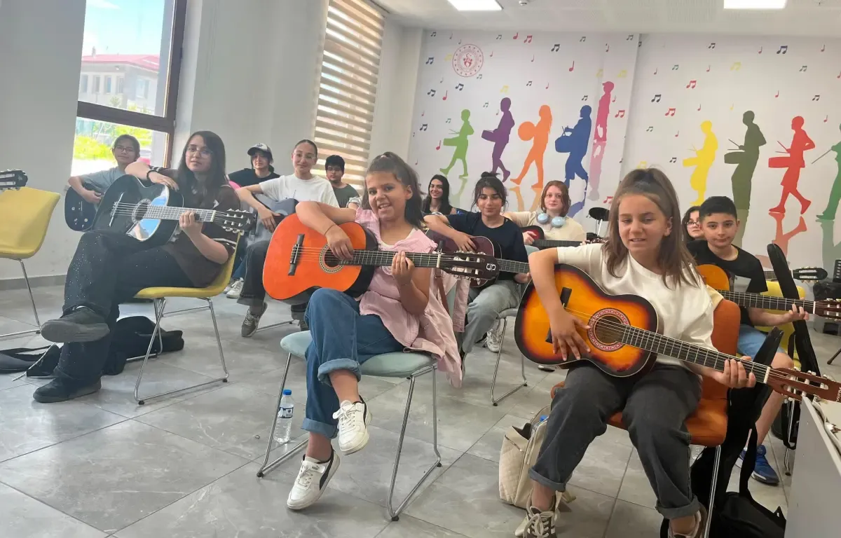 GSB Kültür ve Sanat Okulları'nda gitar kursu devam ediyor