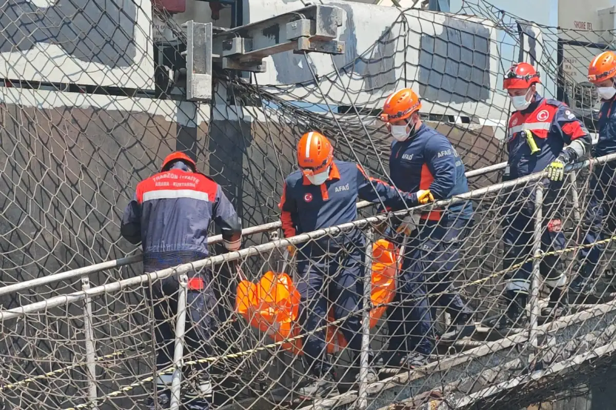 Trabzon’da İHA saldırısı kurbanı denizci gemiden çıkarıldı