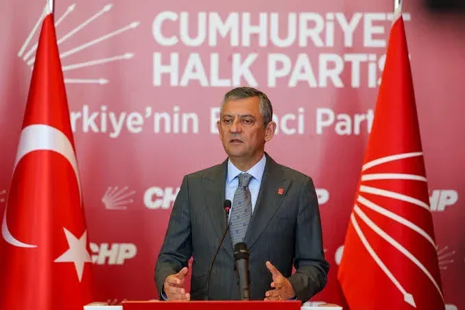 Özgür Özel ve 90 milletvekili CHP'den ayrılarak Yeni Parti'ye katıldı