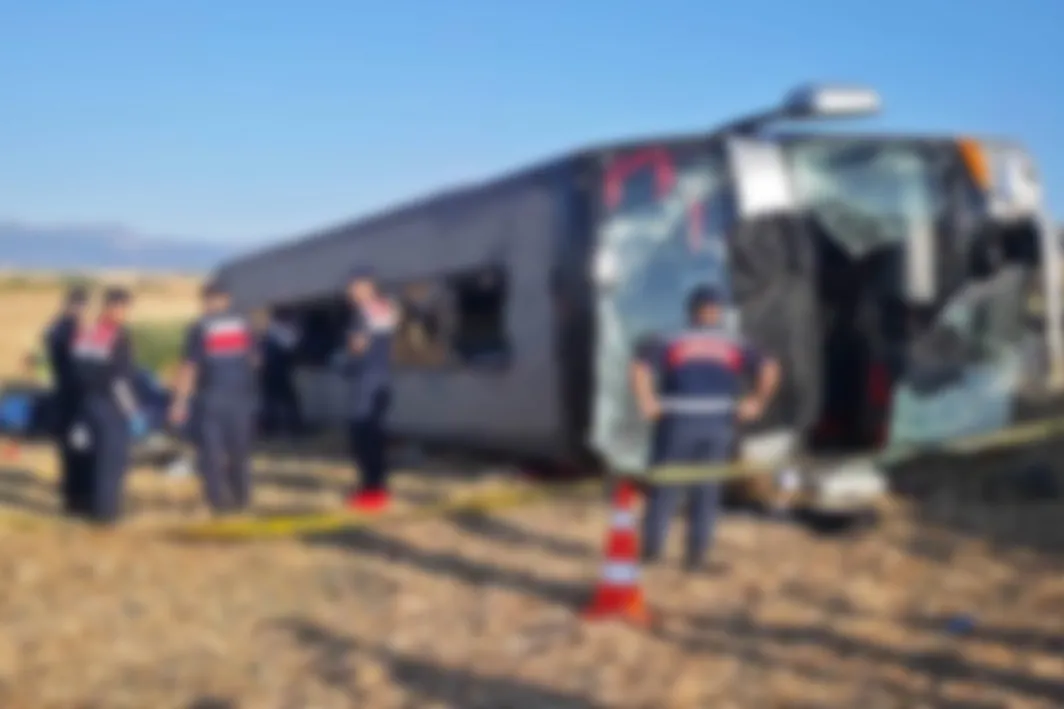 Amasya'da yolcu otobüsü devrildi: 46 yaralı, 2'sinin durumu ağır