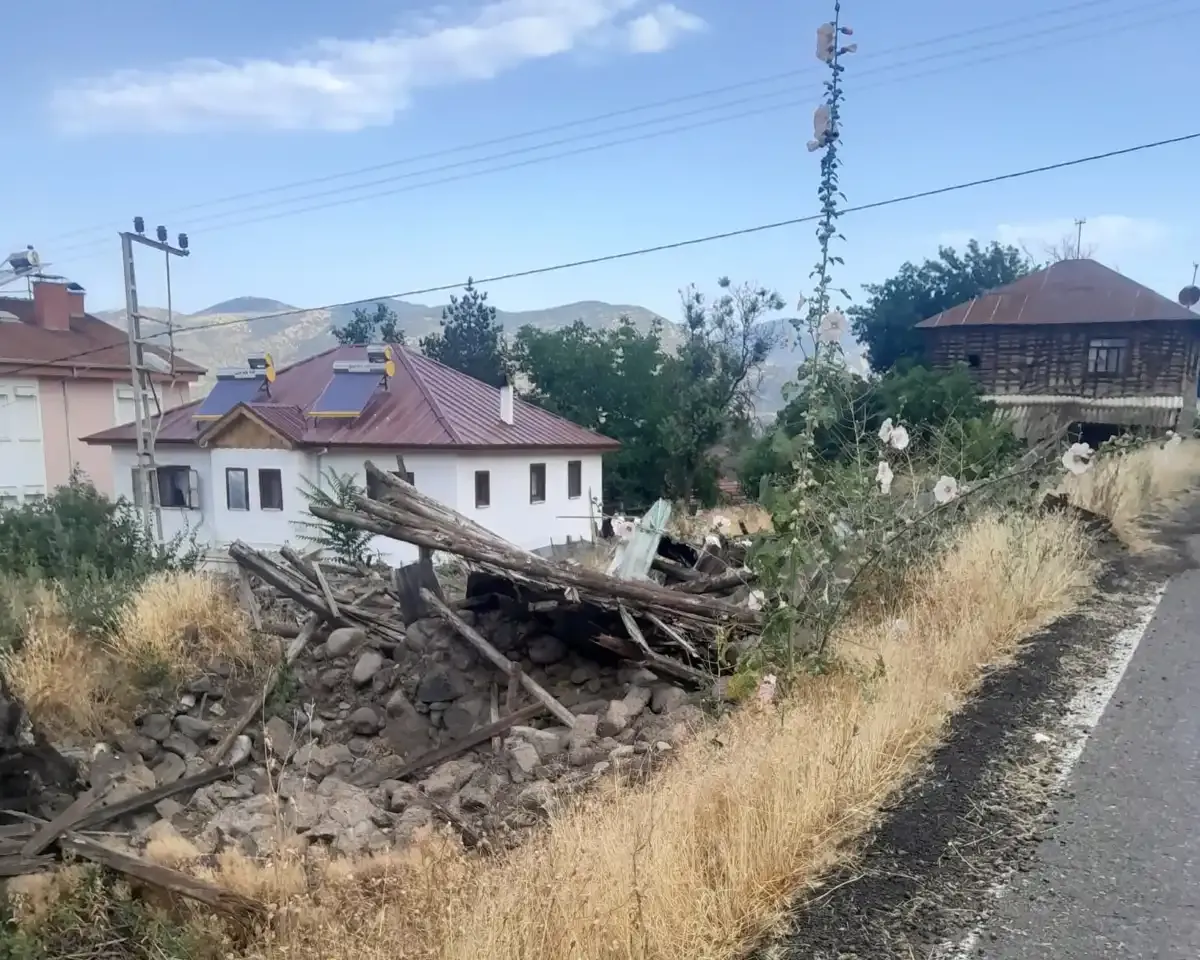 Beypazarı Uruş Mahallesi’nde metruk evler yıkılıyor