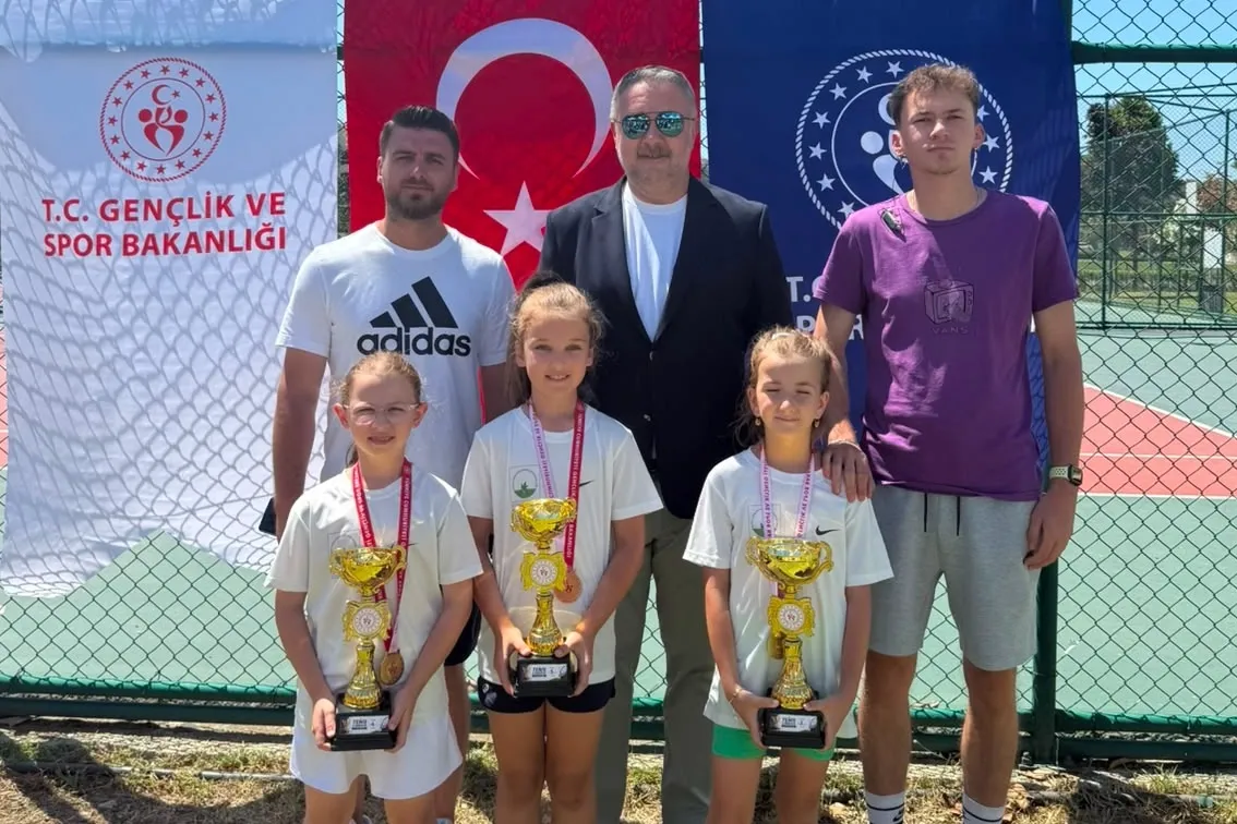 Bursa Osmangazi’nin raketleri madalyaları topladı