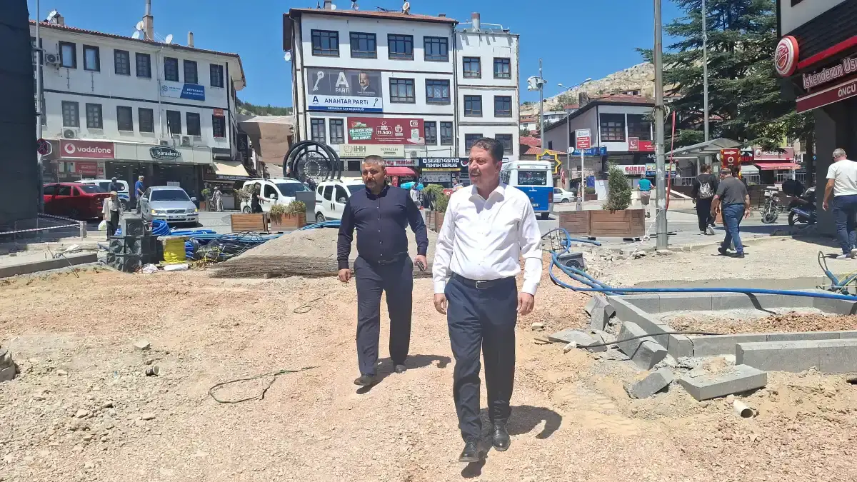 Beypazarı Belediye Başkanı Kasap, Bankalar Caddesi'ndeki çalışmaları yerinde inceledi