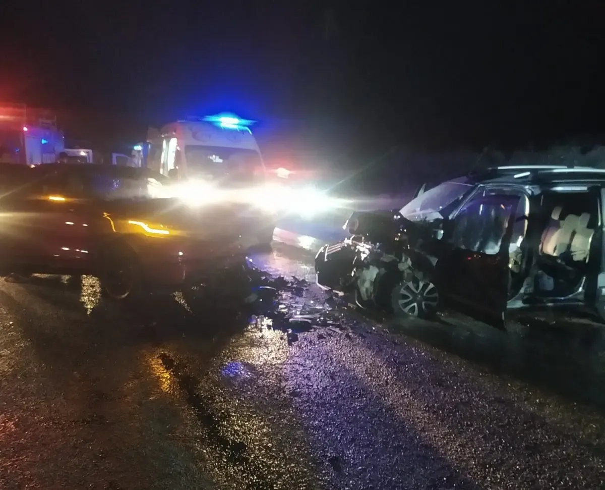 Kafa kafaya çarpışan araçlarda can pazarı: 2 ölü, 4 yaralı
