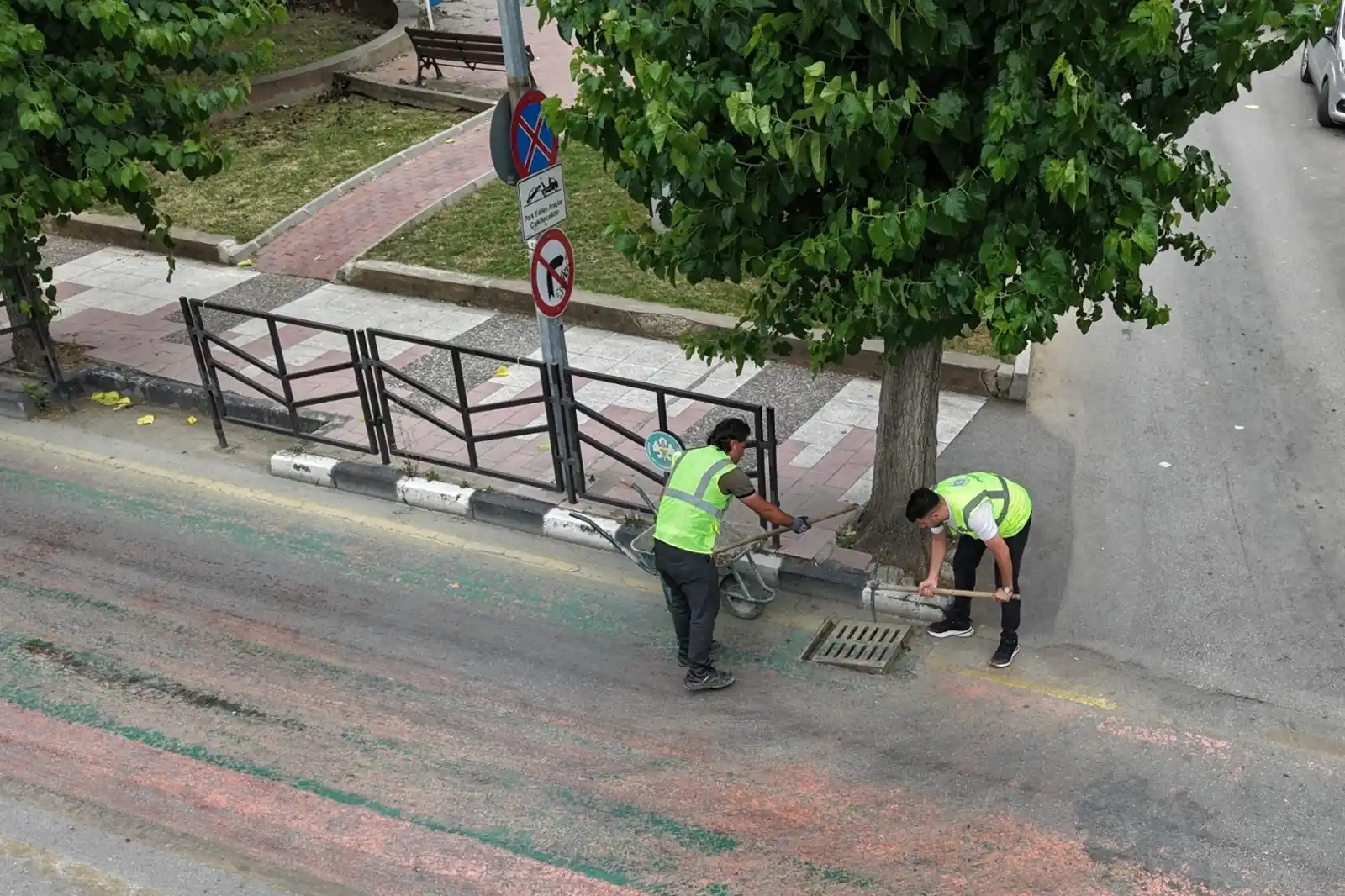 Manisa'da 17 ilçede yağmur suyu ızgaralarına düzenli bakım