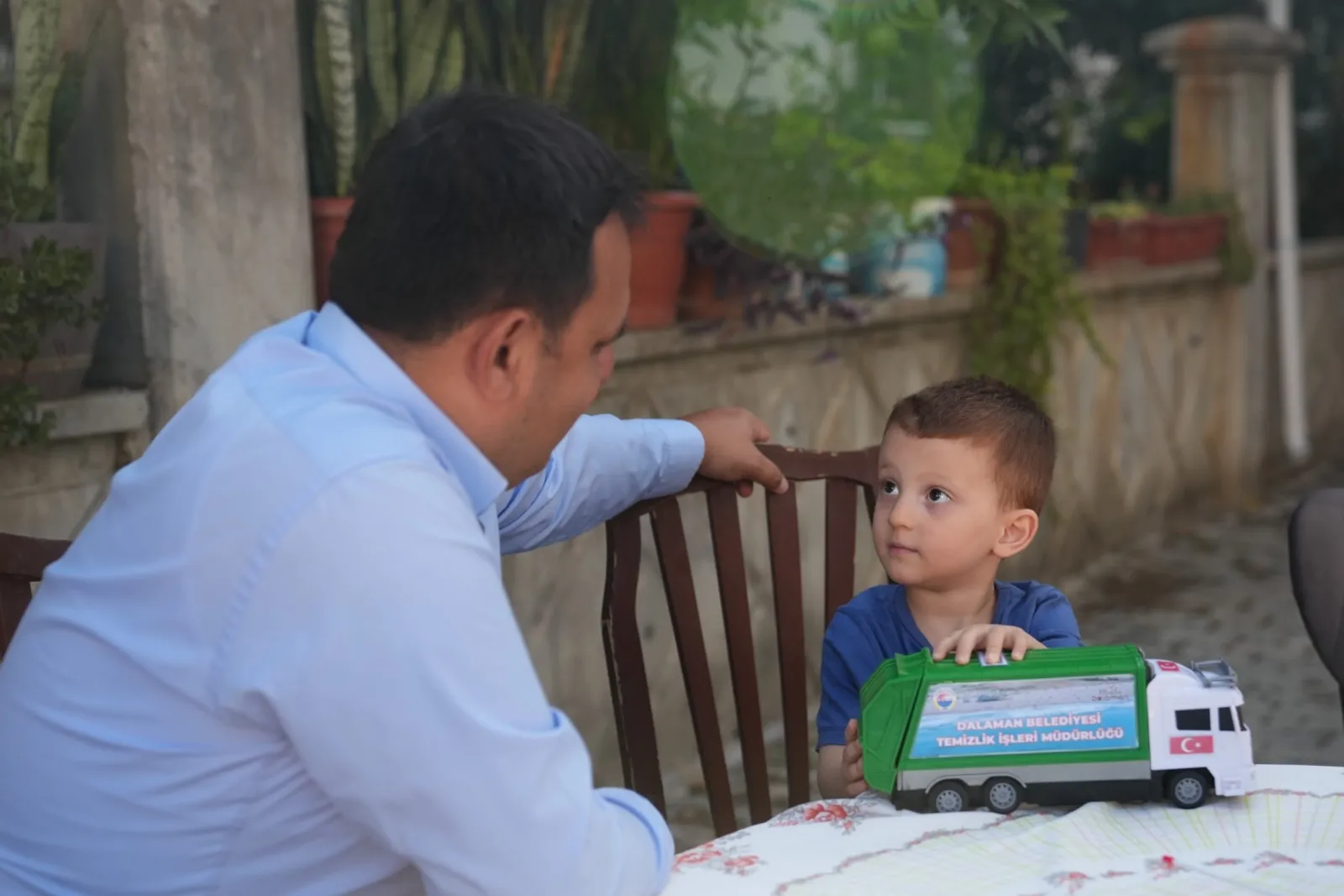 Muğla Dalaman’da çöp kamyonu sevgisi oyuncağa dönüştü