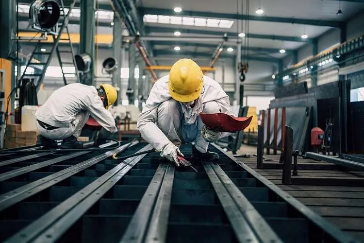Ücretli çalışan yıllık arttı, aylık geriledi
