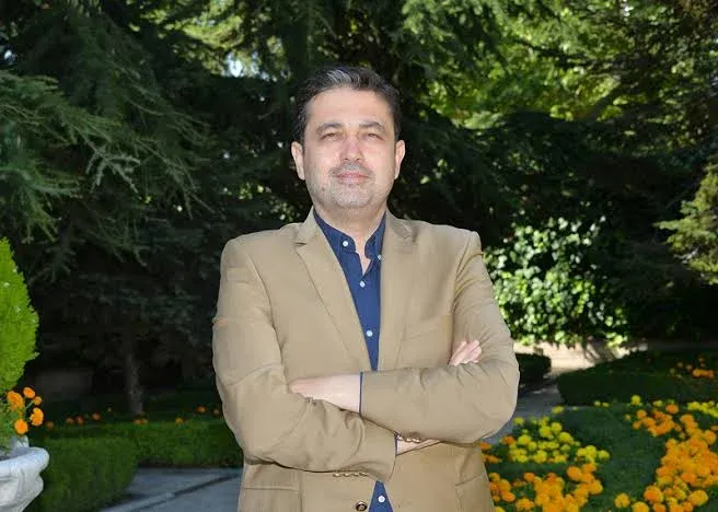 Av. Altıparmak: "Siyasi parti kendi kararıyla kapanırsa ne olur?"