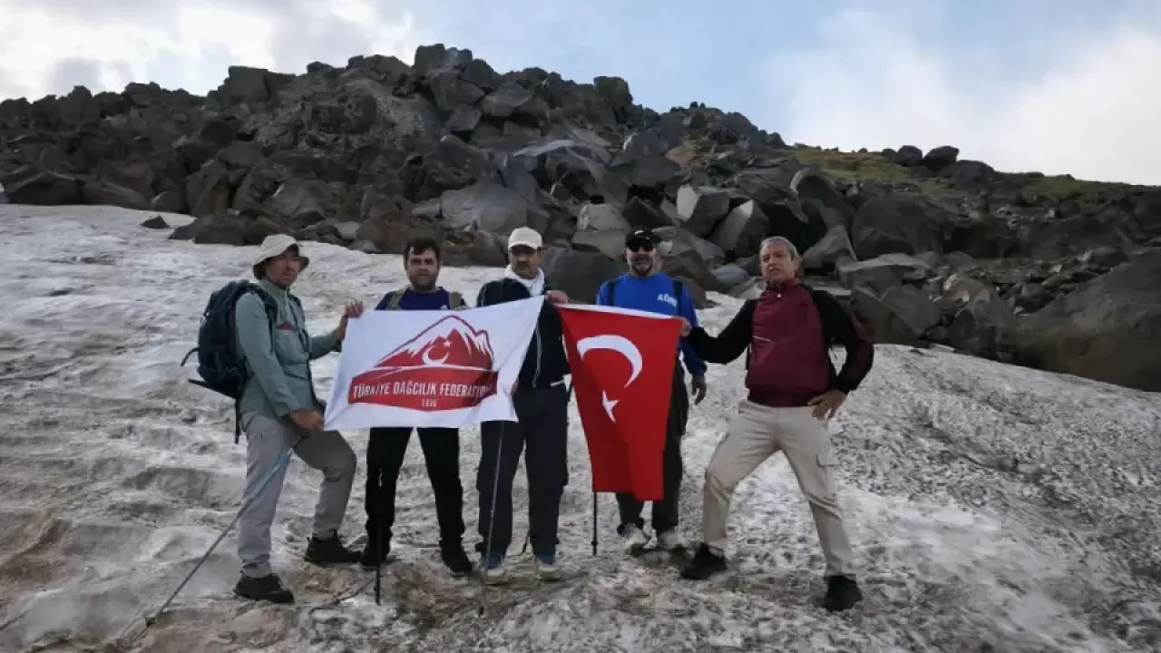 Ağrılı Dağcılar Süphan’da Zafer Bayramı’nı Kutladı