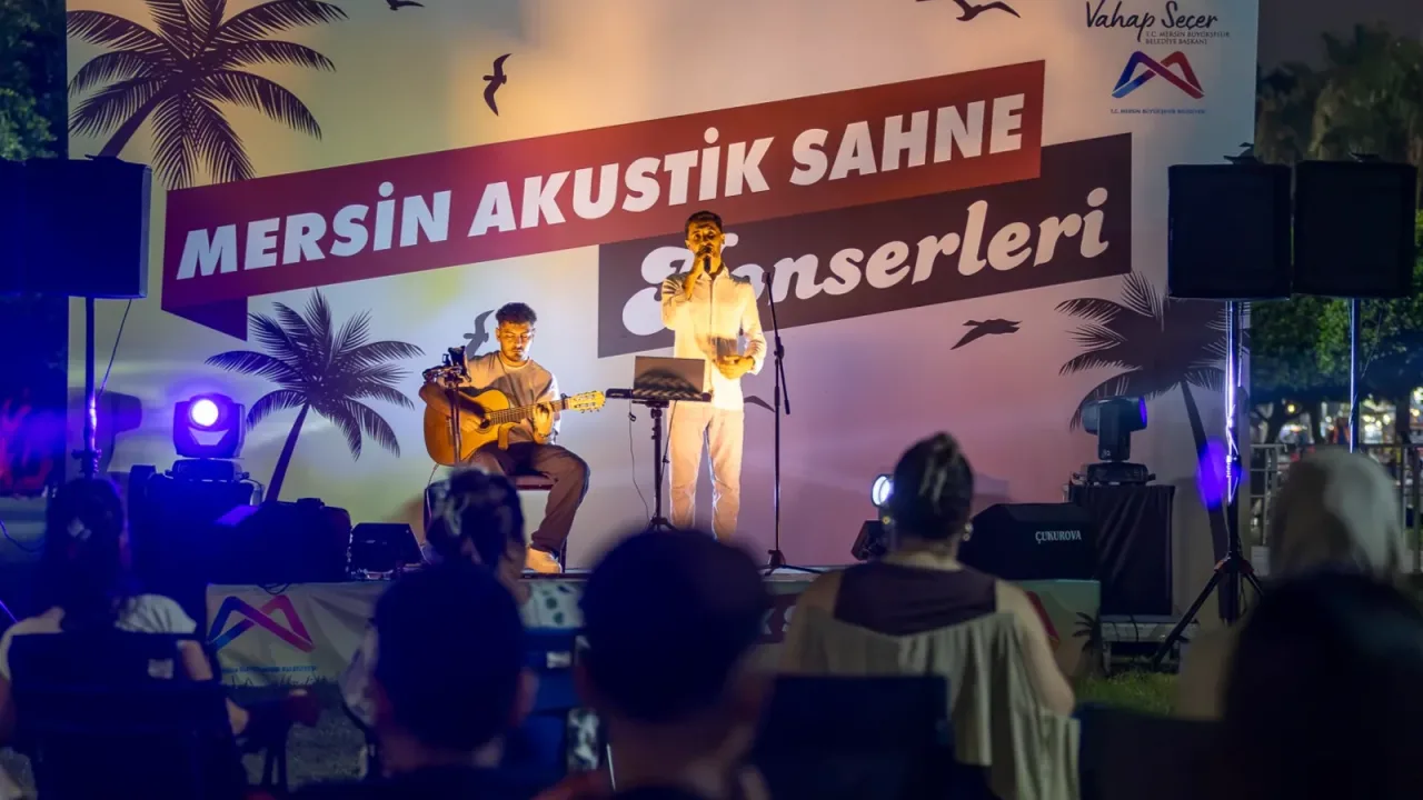 Akustik sahne yaz akşamlarına ritim katıyor