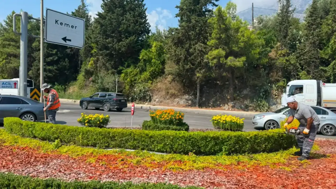 Antalya'da yeşil alanlarda genel temizlik ve bakım yapıldı