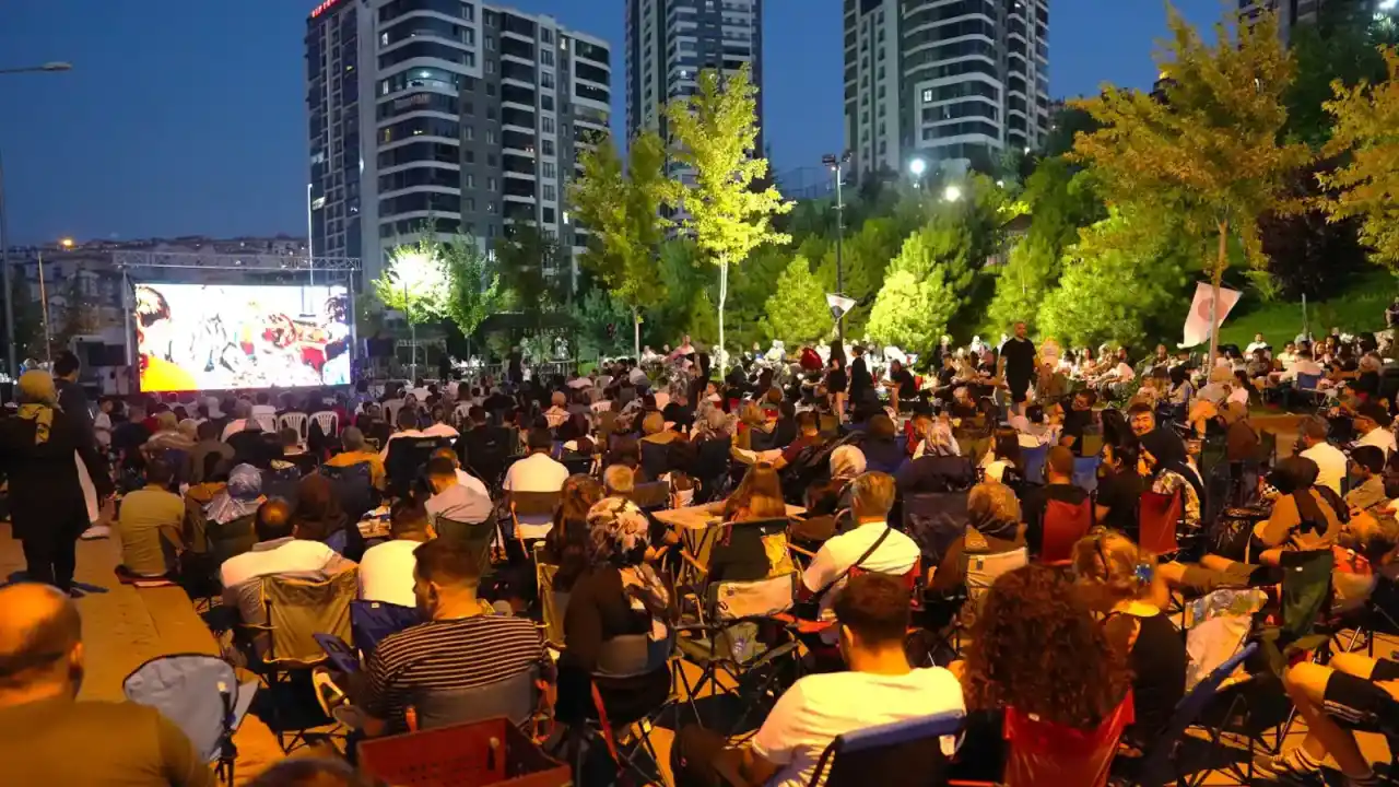 Ankara Keçiören'de açık hava sinema keyfi