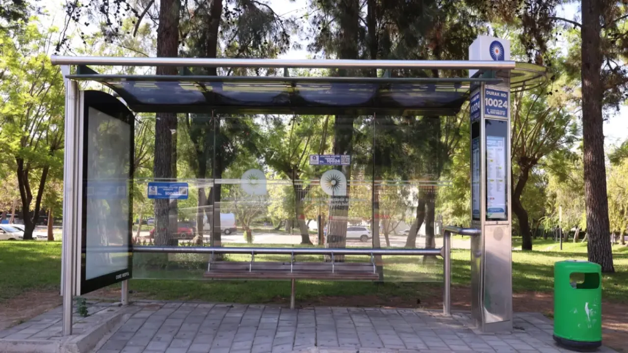 Antalya'da engelli vatandaşlar için duraklara Braille tabelası