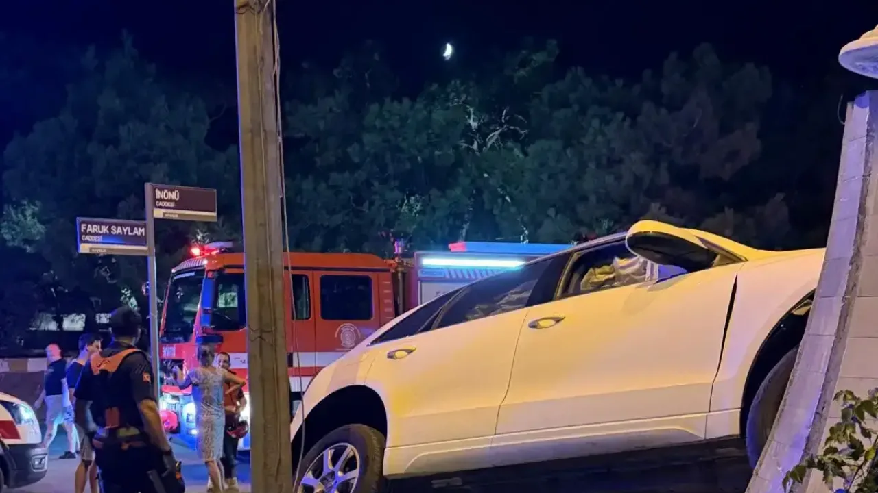 Ayvalık'ta baygınlık geçiren sürücü Atatürk büstüne çarptı