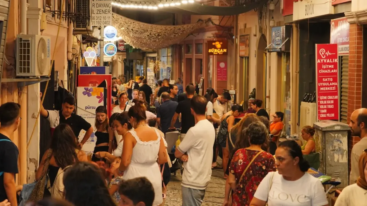 Ayvalık'ta renkli pazar