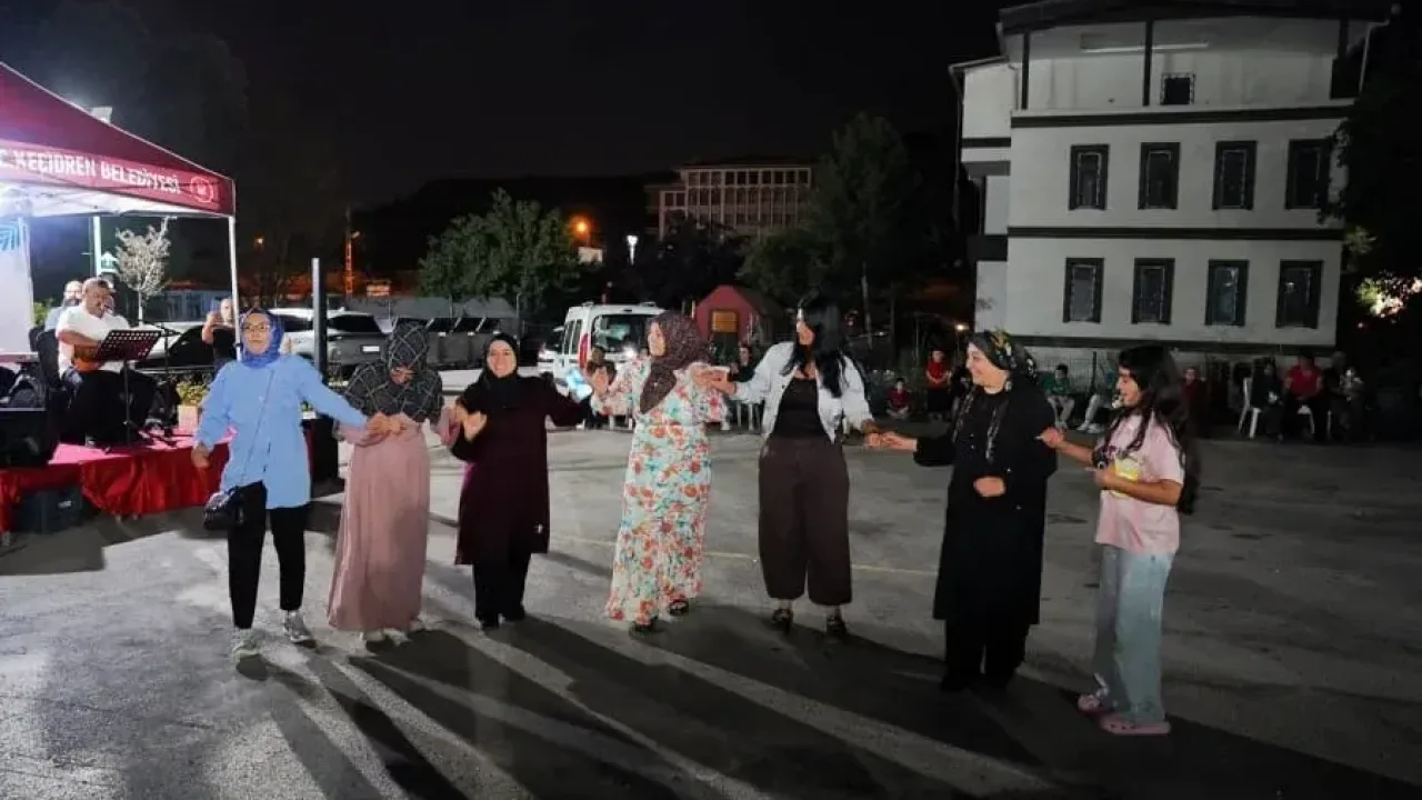 Bağlum'da konser coşkusu: Vatandaşlar halay çekti