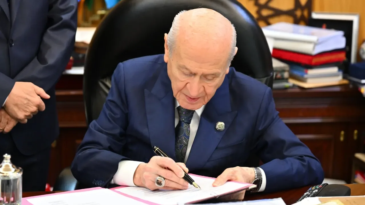 Bahçeli 'Terörsüz Türkiye' için hazırlanan çerçeve yasaya imza