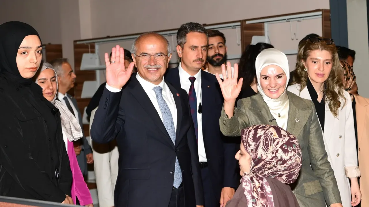 Bakan Göktaş'tan Malatya Şehir Kütüphanesi'ne tam not