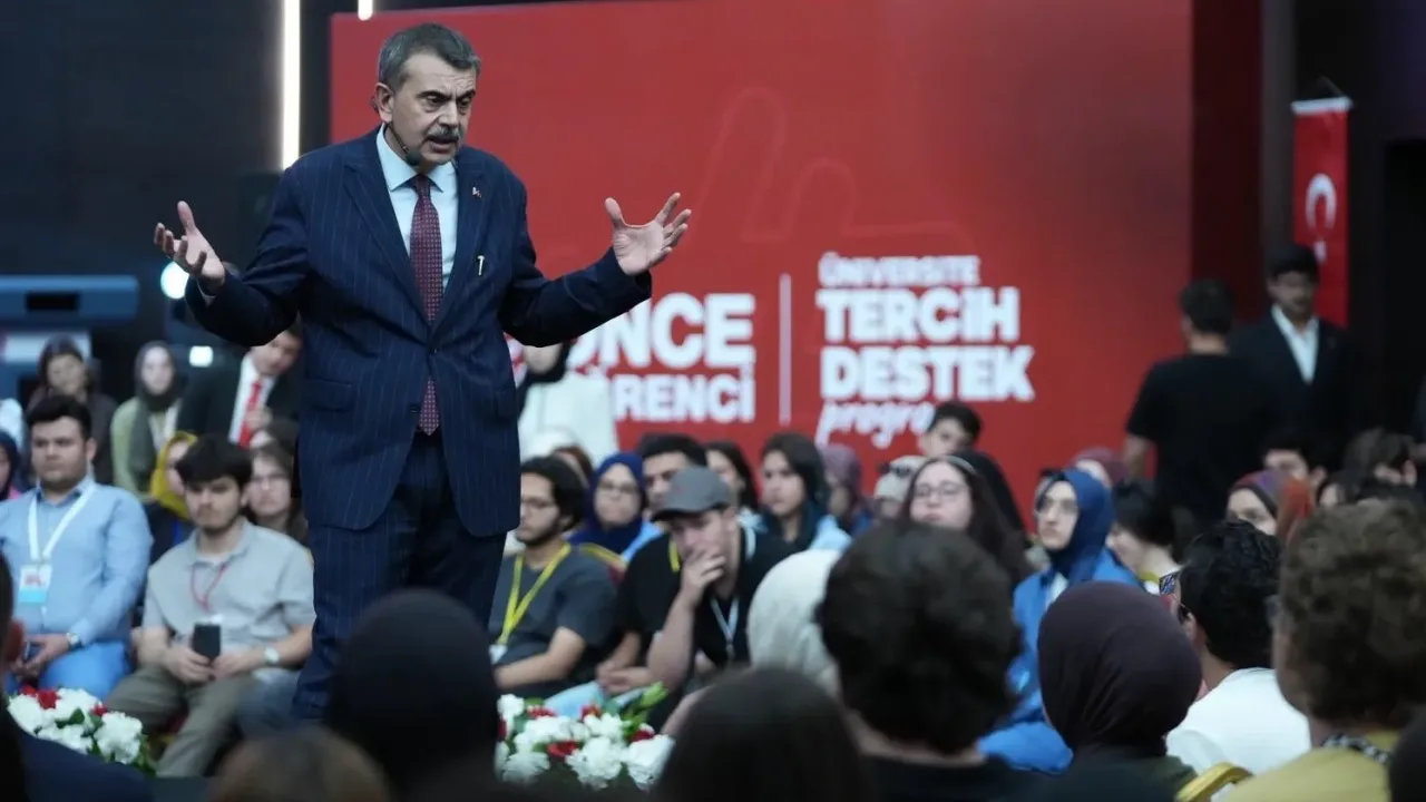 Bakan Tekin üniversite adaylarıyla tecrübe paylaştı