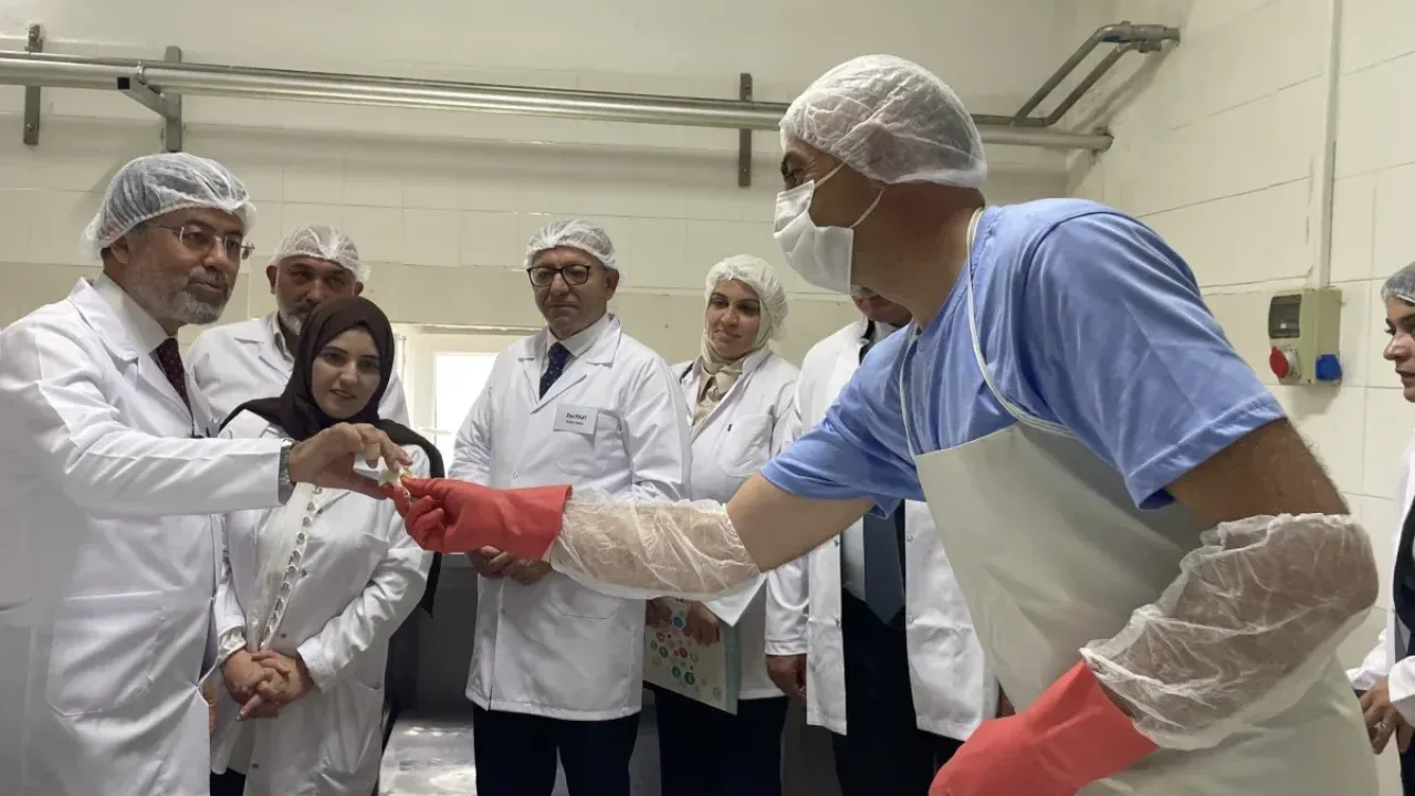 Bakan Yumaklı Kars'ta süt üretim tesisini ziyaret etti