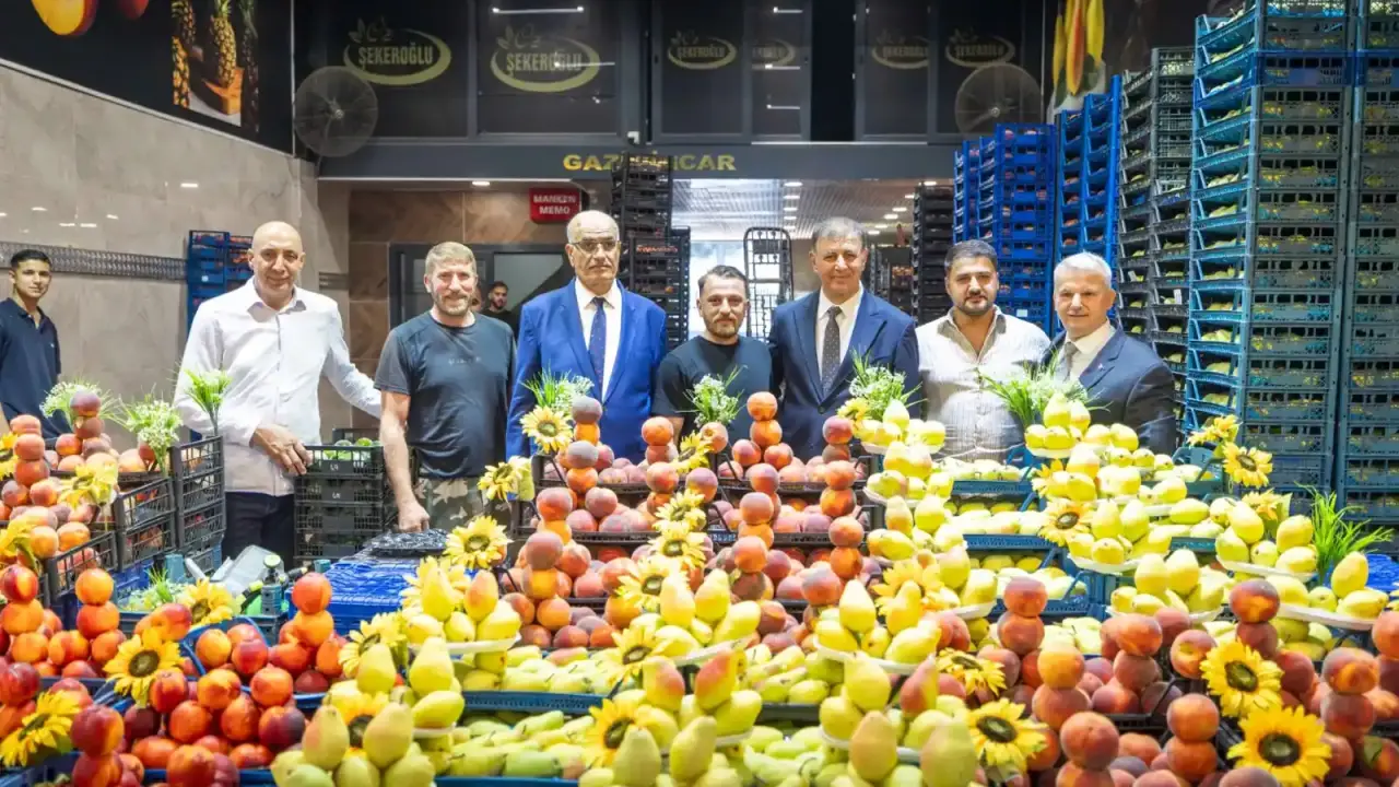 Başkan Tugay Sebze ve Meyve Hali'ni Ziyaret Etti