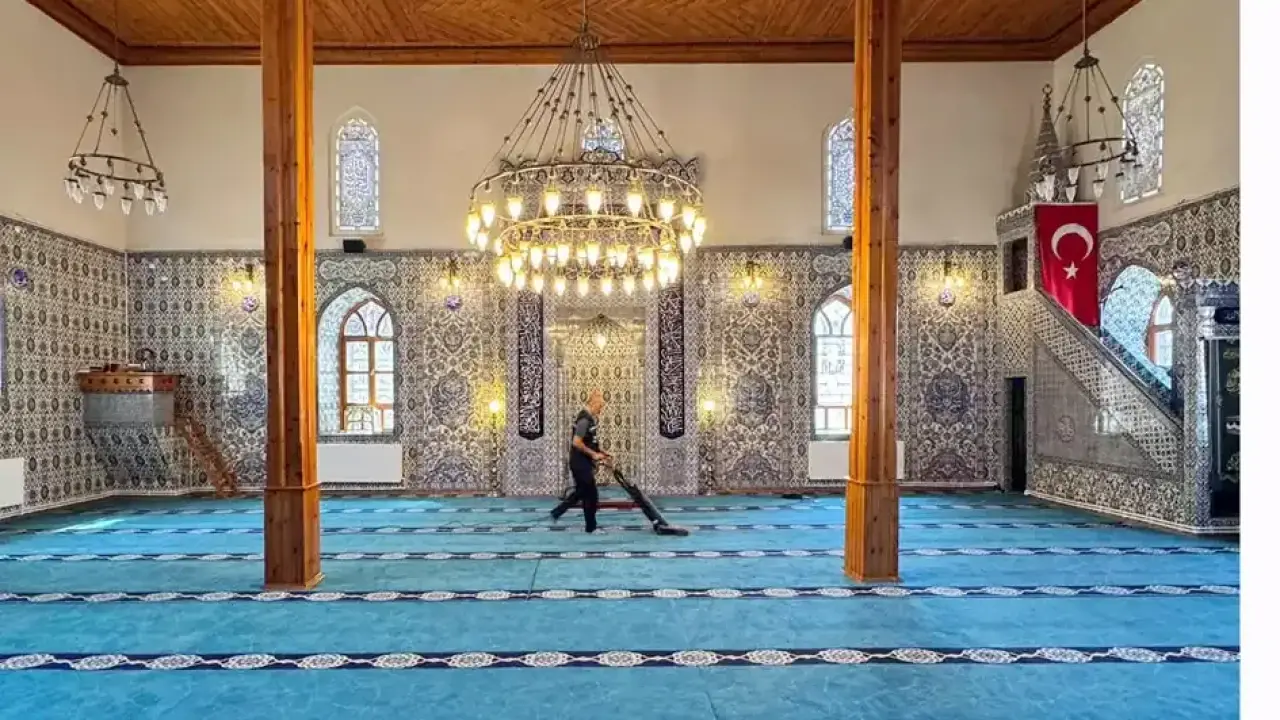 Güdül'de camiler belediye ekipleriyle temizlendi
