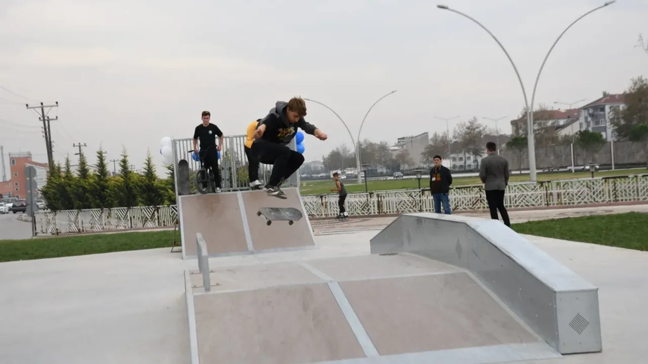 Bursa'da İnegöllü gençlere yeni kaykay park