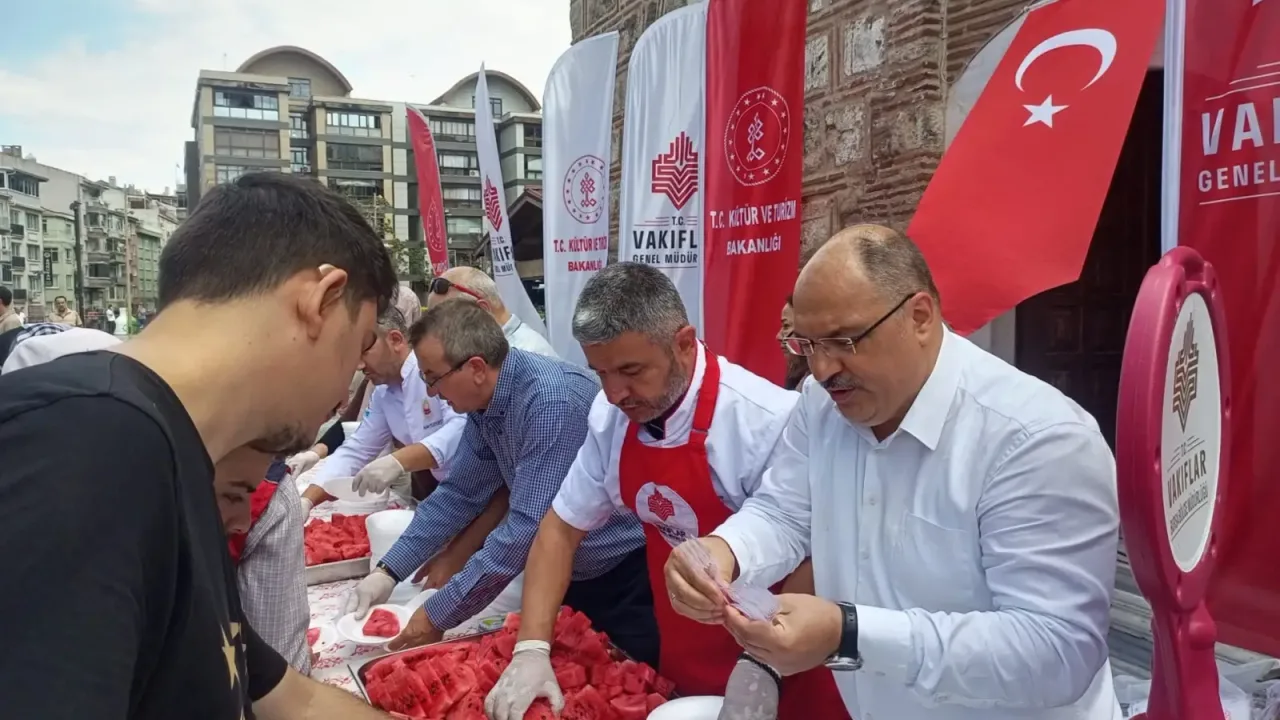 Bursa Emir Sultan Külliyesi’nde karpuz ikramı
