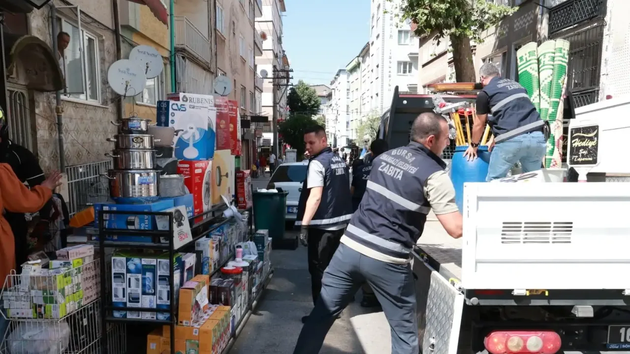 Bursa Osmangazi’de kaldırımlar işgalden temizlendi