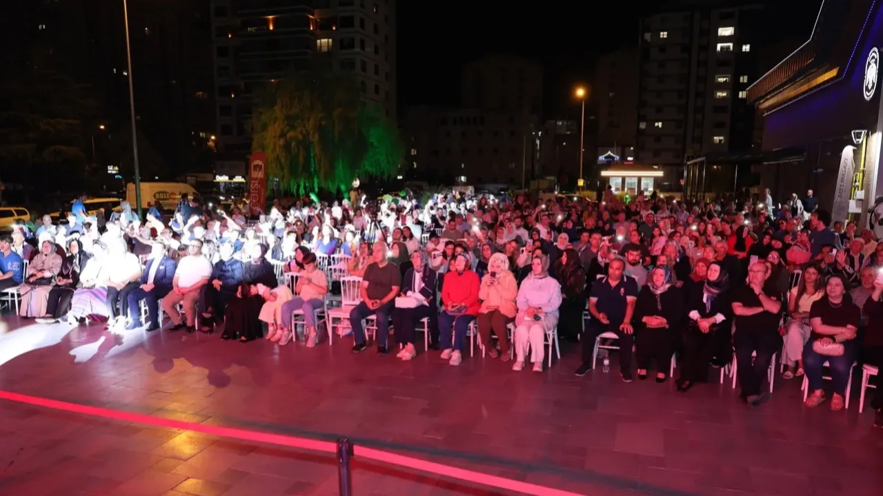 Melikgazi'de Çarşı'da Nostaljik Müzik Gecesi Düzenlendi