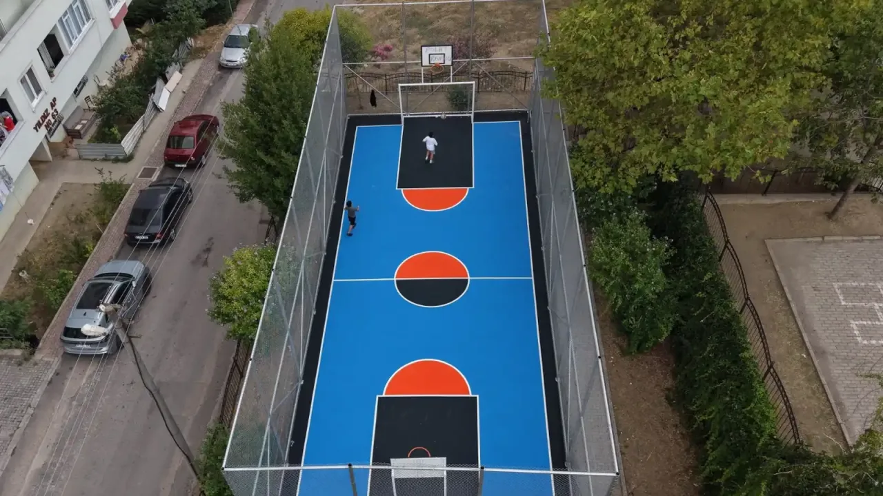 Çayırova’da parklardaki basketbol sahaları yenilendi