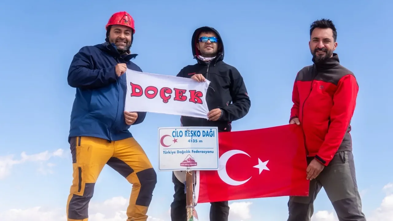 DOÇEK Ekip, Hakkari Cilo Dağları'nın Zirvesine Ulaştı