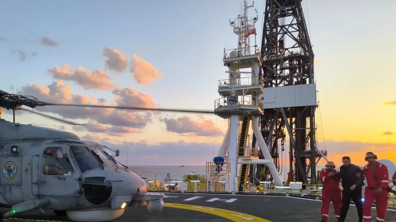 Fatih gemisindeki yaralı personel helikopterle hastaneye