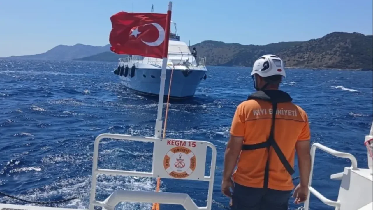 Fethiye'de arızalanan tekne güvenli bölgeye çekildi