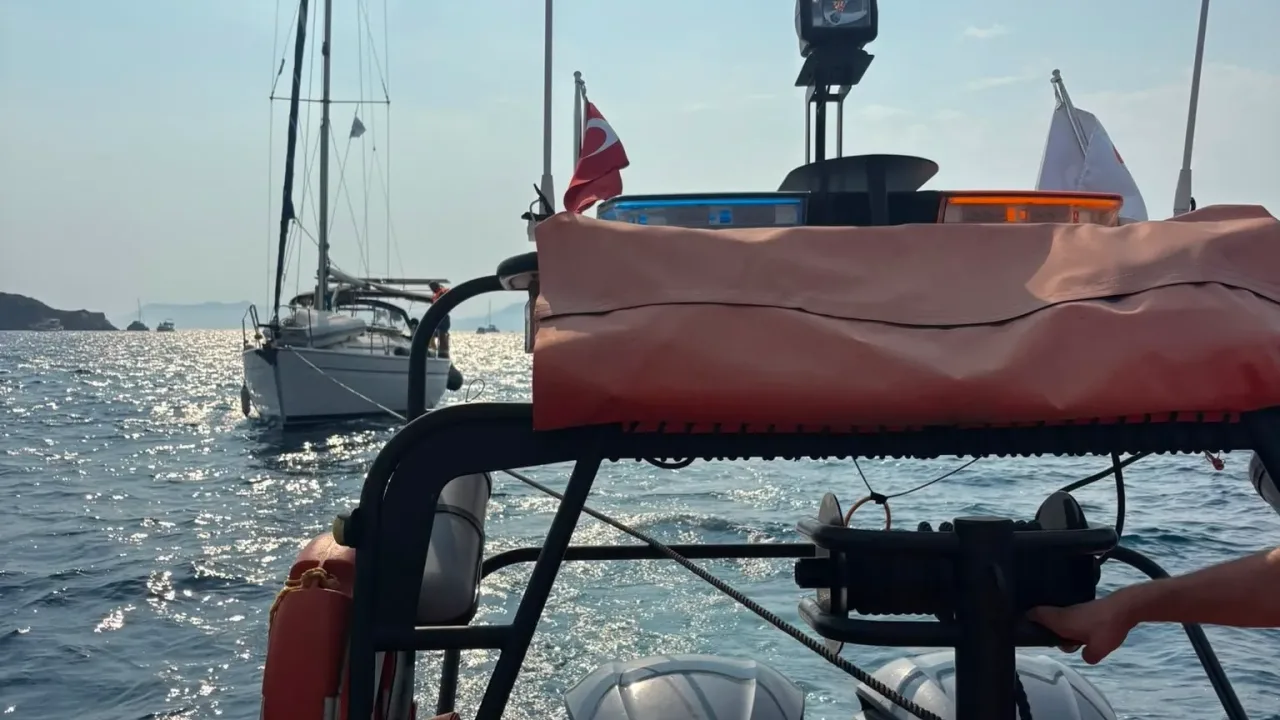 Fethiye açıklarında arızalanan tekne kurtarıldı