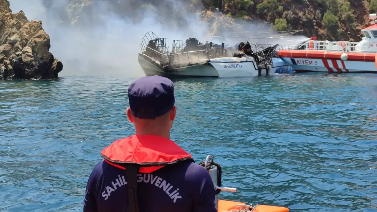 Fethiye’de gezinti teknesinde yangın! 115 kişi tahliye edildi