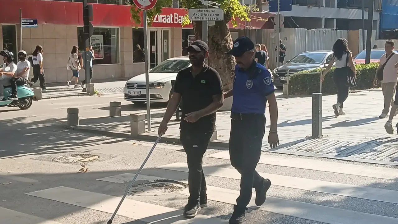Görme engelli vatandaşa Kocaeli Zabıtası'ndan destek eli