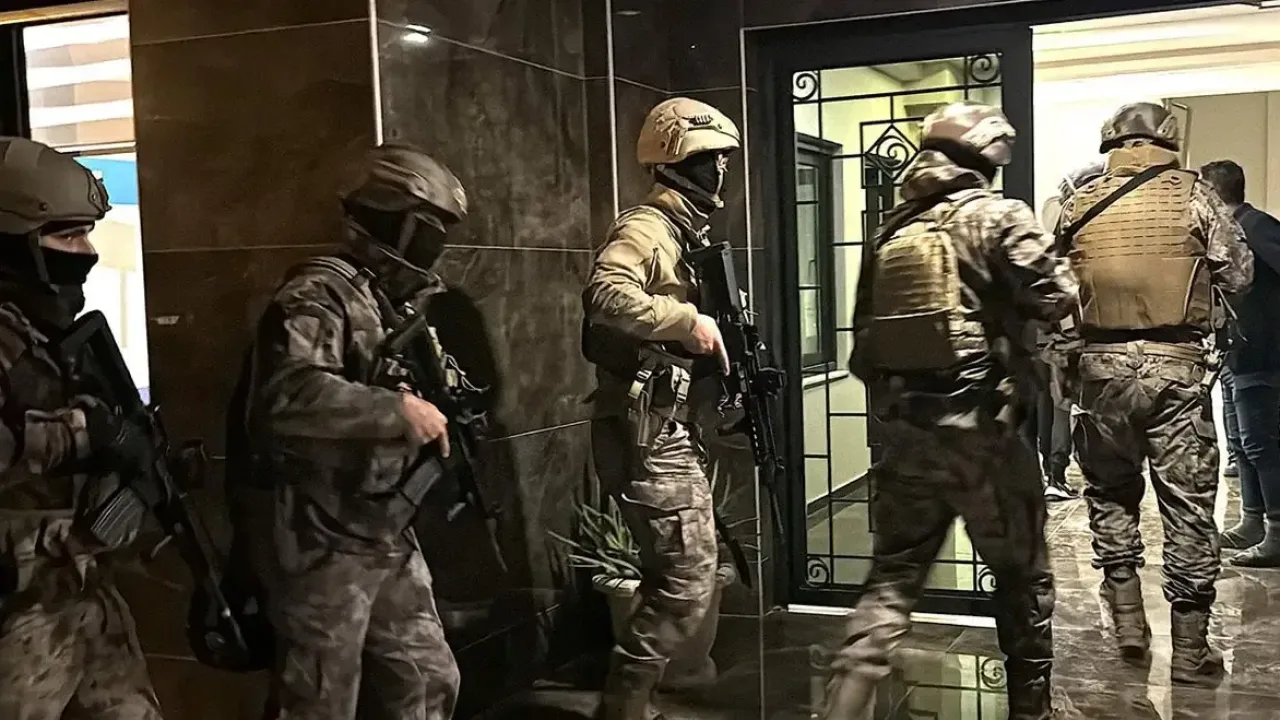 Hatay'da iki silahlı suç grubuna operasyon: 16 gözaltı