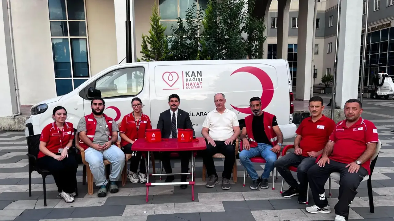 Hopa Kaymakamı Karakaya’dan kan bağışı aracına ziyaret