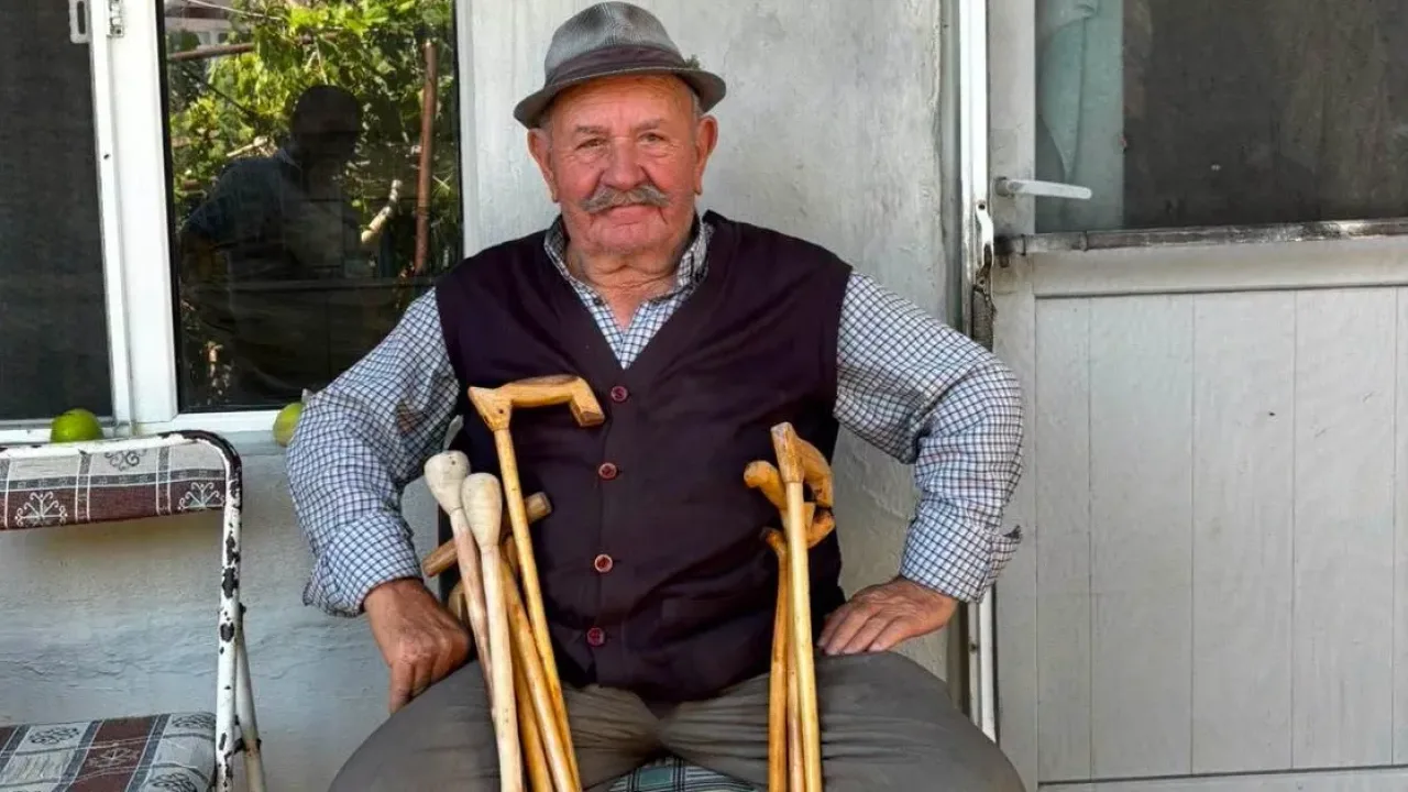 İpsalalı İsmet Ağa 86 yaşında baston üretmeye devam ediyor