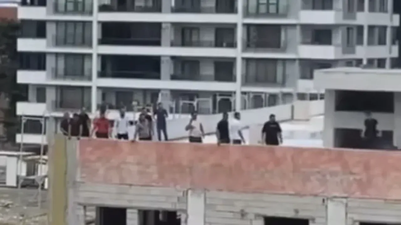 İskenderun İtfaiye inşaatında işçiler çatıya çıkarak eylem yaptı