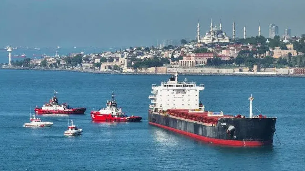 İstanbul Boğazı yoğun sis nedeniyle gemi trafiğine kapatıldı