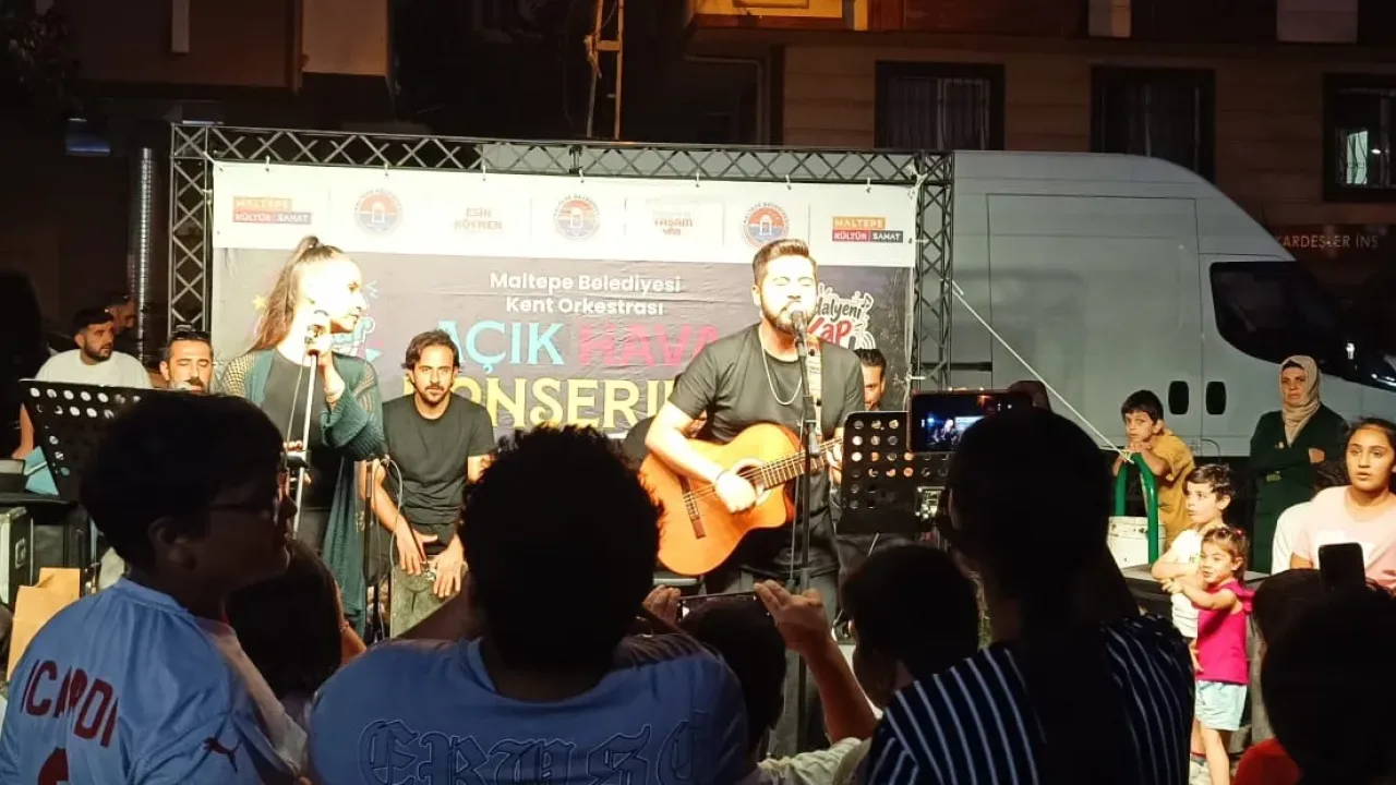 Maltepe'de 90'lar temasıyla açık hava konserleri keyfi sürüyor