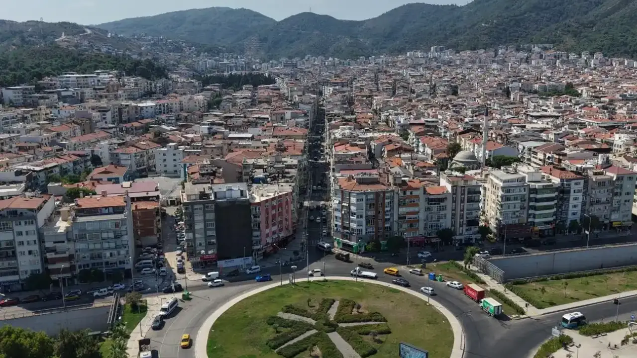 Balçova'da ana caddeler sıcak asfaltla yenilendi