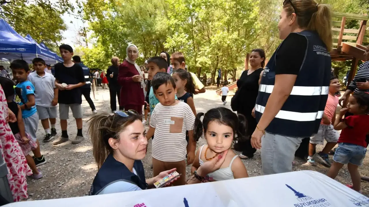 Bayraklı sakinleri Karagöl'de dayanışma pikniğinde buluştu