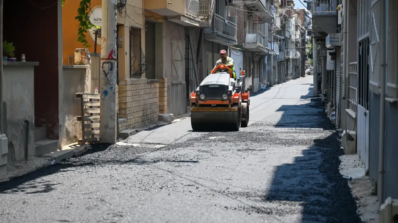 İzmir Bornova’da Çamdibi sokakları asfaltla yenileniyor