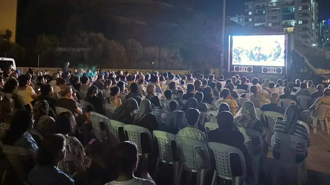 İzmir Çiğli’de Mahalle Sinema Günlerine büyük ilgi