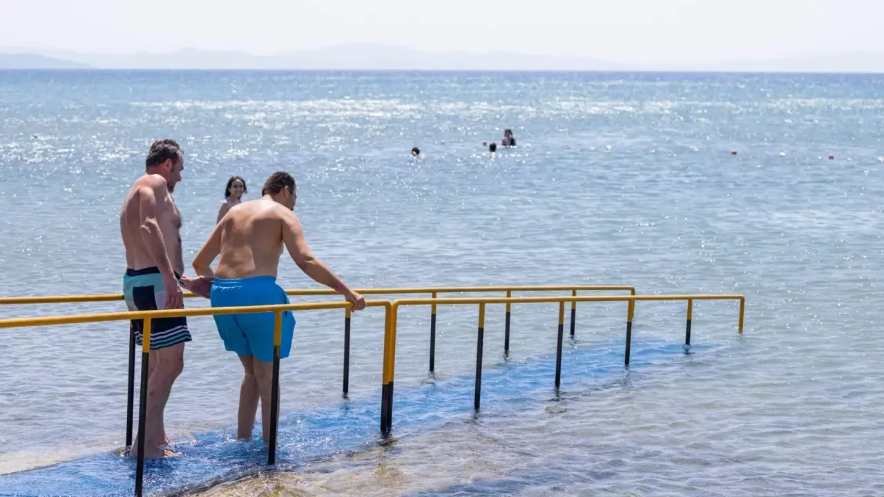 İzmir’de engelli yurttaşlar denizle buluşuyor
